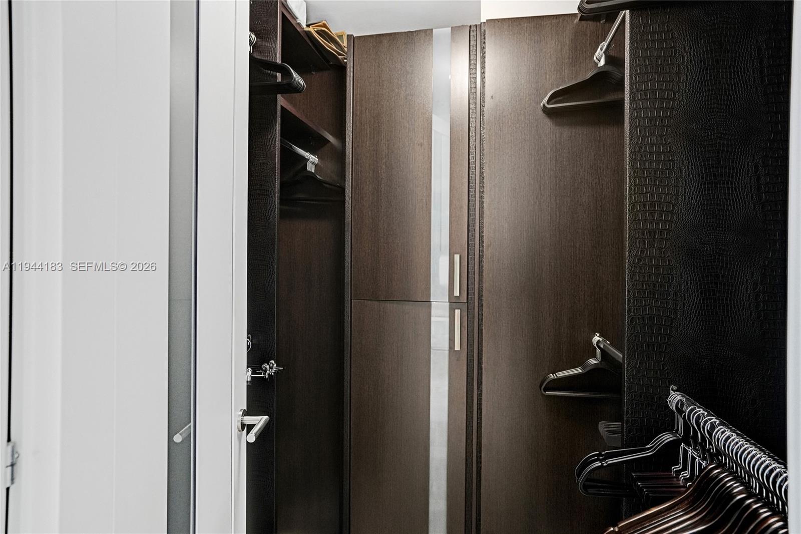 3006 3 / 4 2327 sq. ft. $ 2026-01-12 0 foto