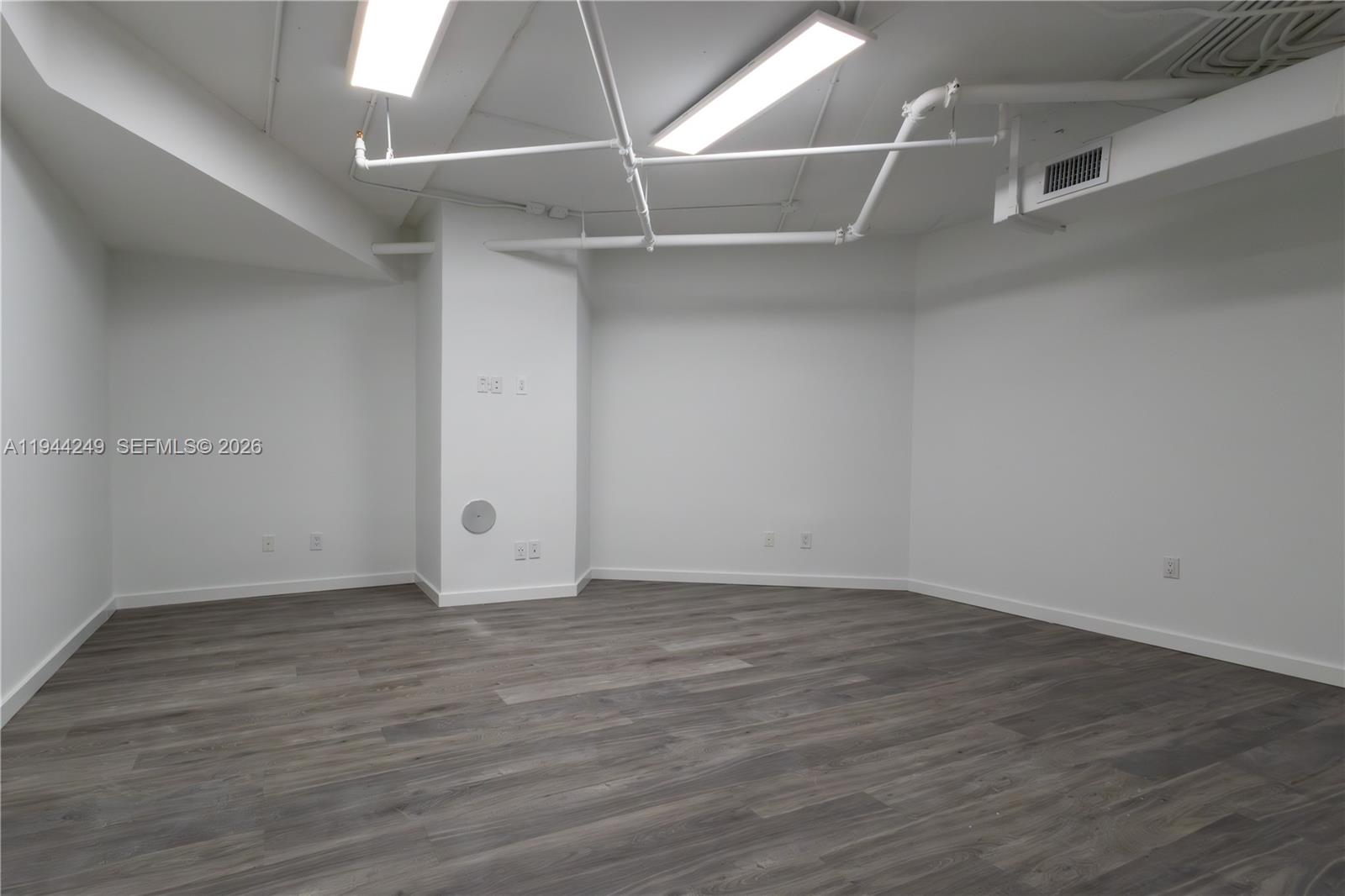 Подробнее CU6 / кв.футов $ 2026-01-13 0 Фото