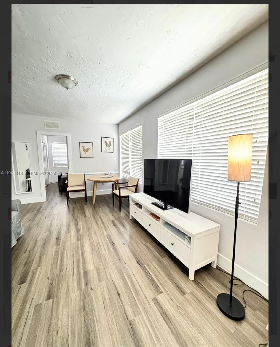   /  3042 кв.футов $ 2026-01-13 0 Фото