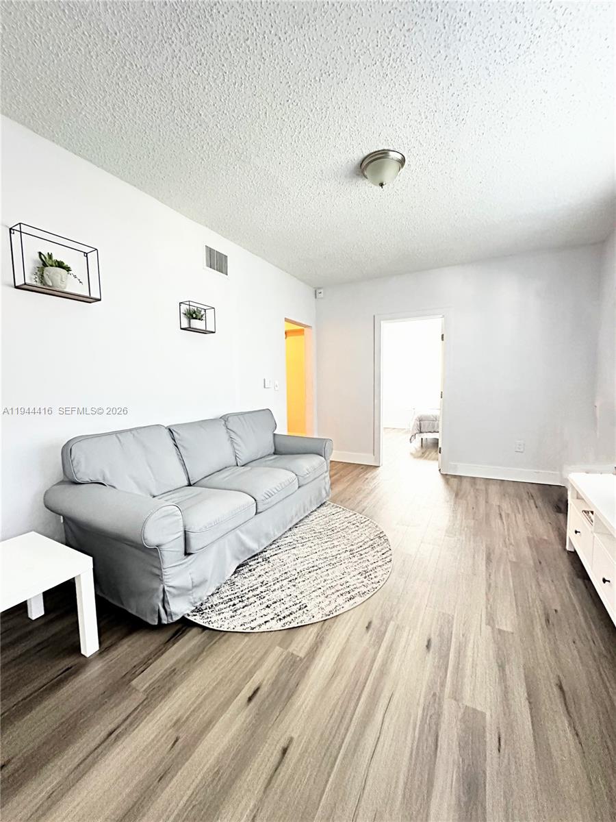   /  3042 кв.футов $ 2026-01-13 0 Фото