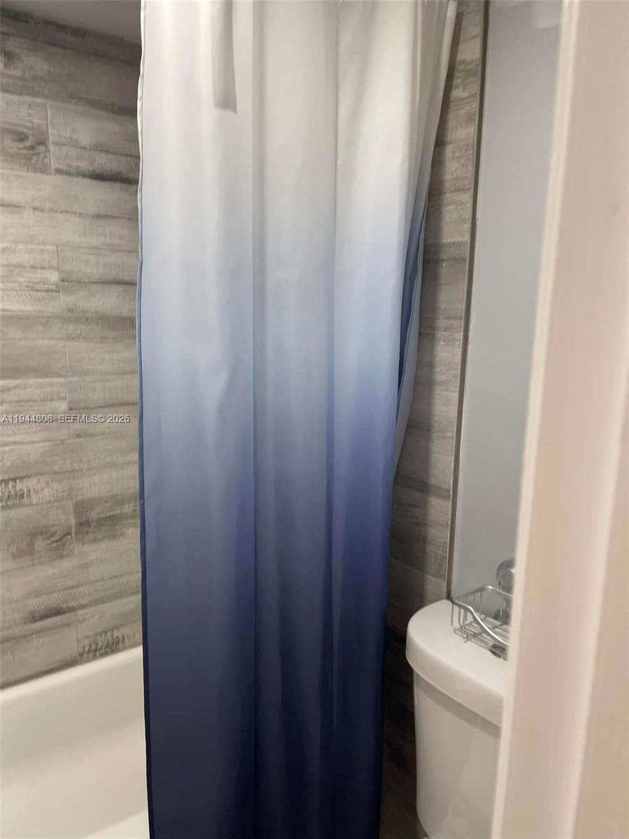 Ver detalles 402E 1 / 2 861 sq. ft. $ 2026-01-13 0 foto