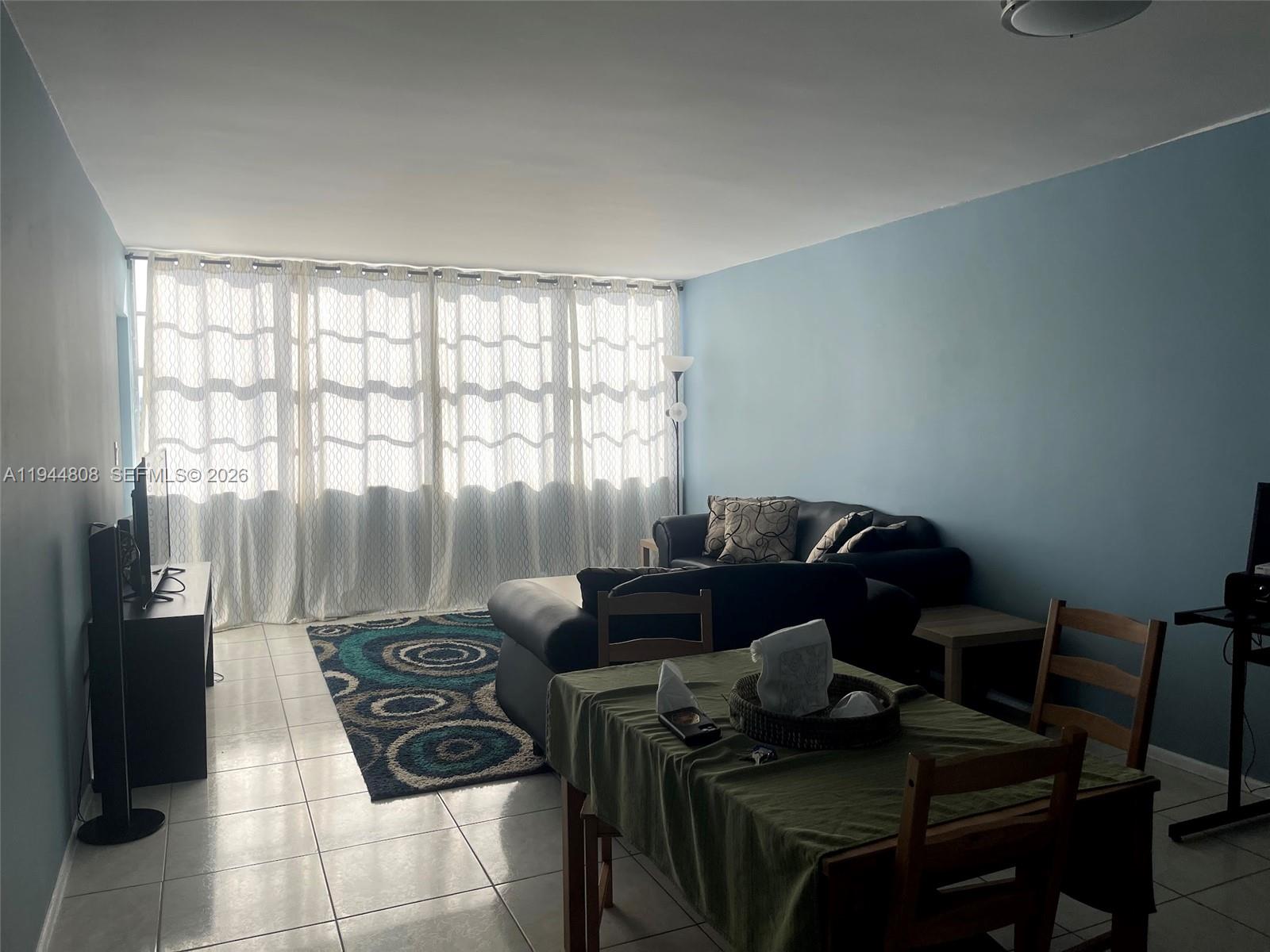 Ver detalles 402E 1 / 2 861 sq. ft. $ 2026-01-13 0 foto