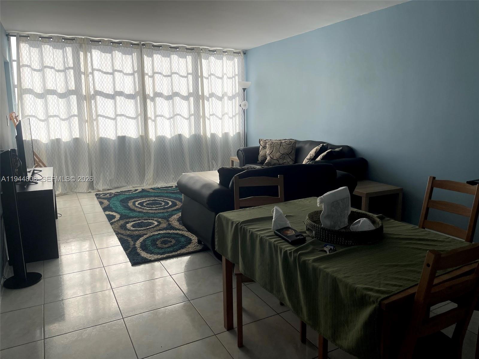 Ver detalles 402E 1 / 2 861 sq. ft. $ 2026-01-13 0 foto