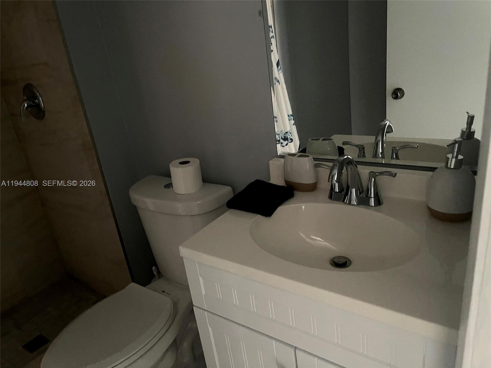 Ver detalles 402E 1 / 2 861 sq. ft. $ 2026-01-13 0 foto