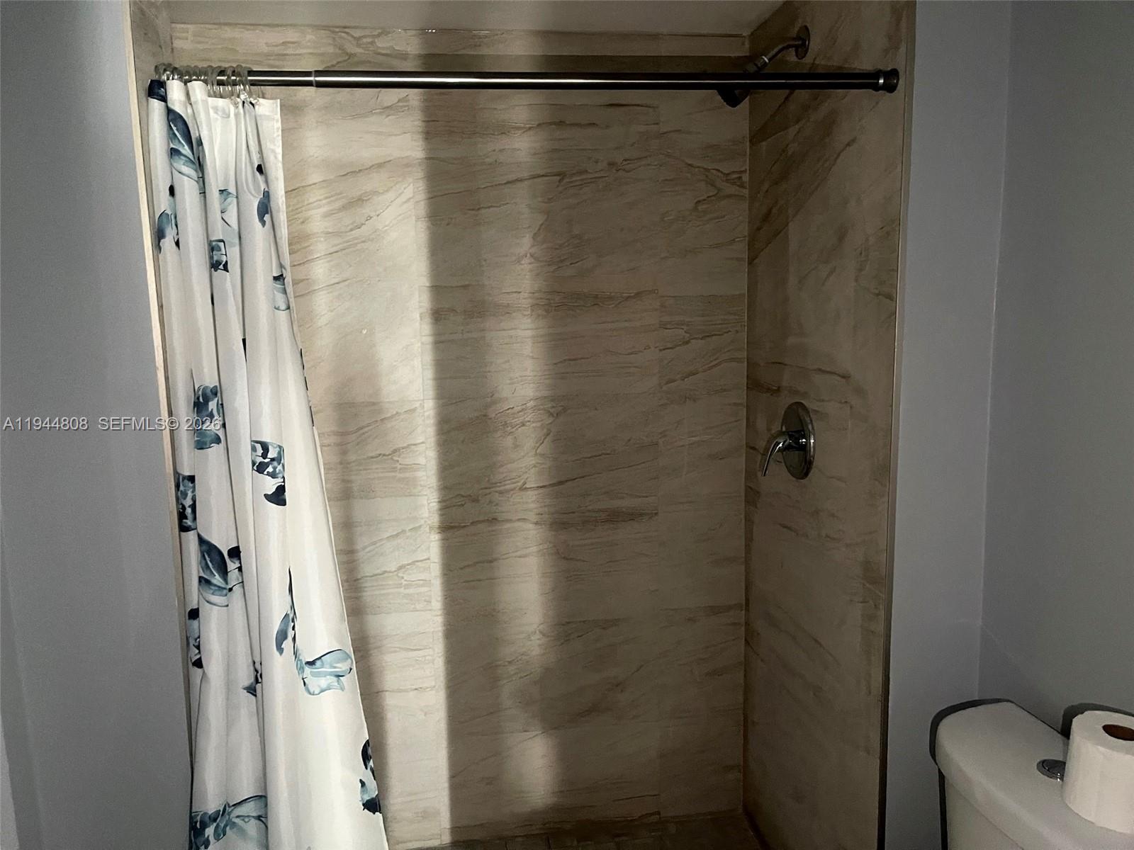 Ver detalles 402E 1 / 2 861 sq. ft. $ 2026-01-13 0 foto