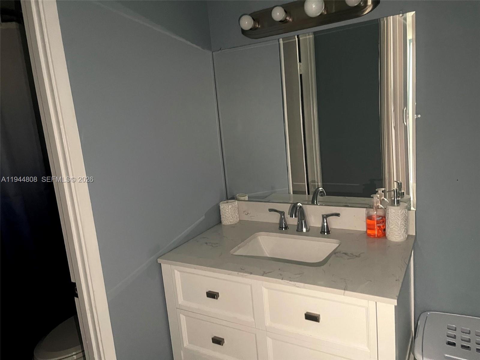 Ver detalles 402E 1 / 2 861 sq. ft. $ 2026-01-13 0 foto