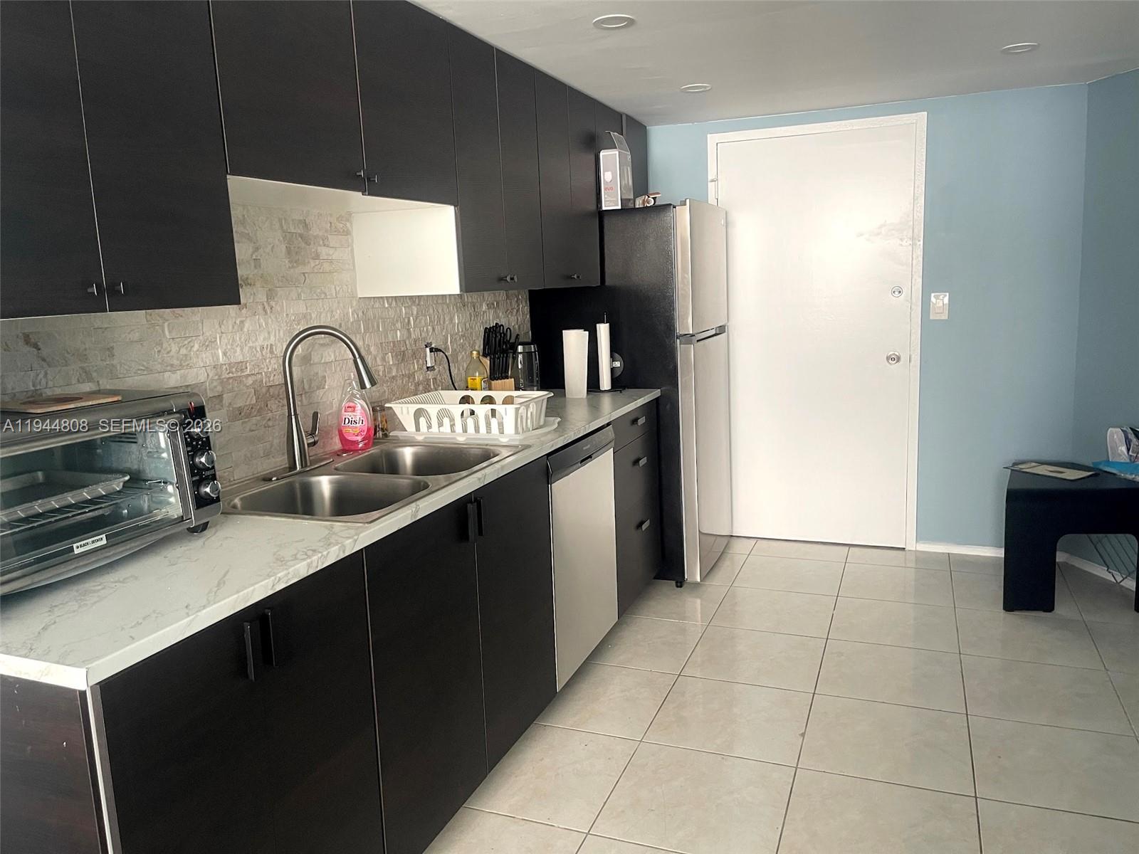 Ver detalles 402E 1 / 2 861 sq. ft. $ 2026-01-13 0 foto