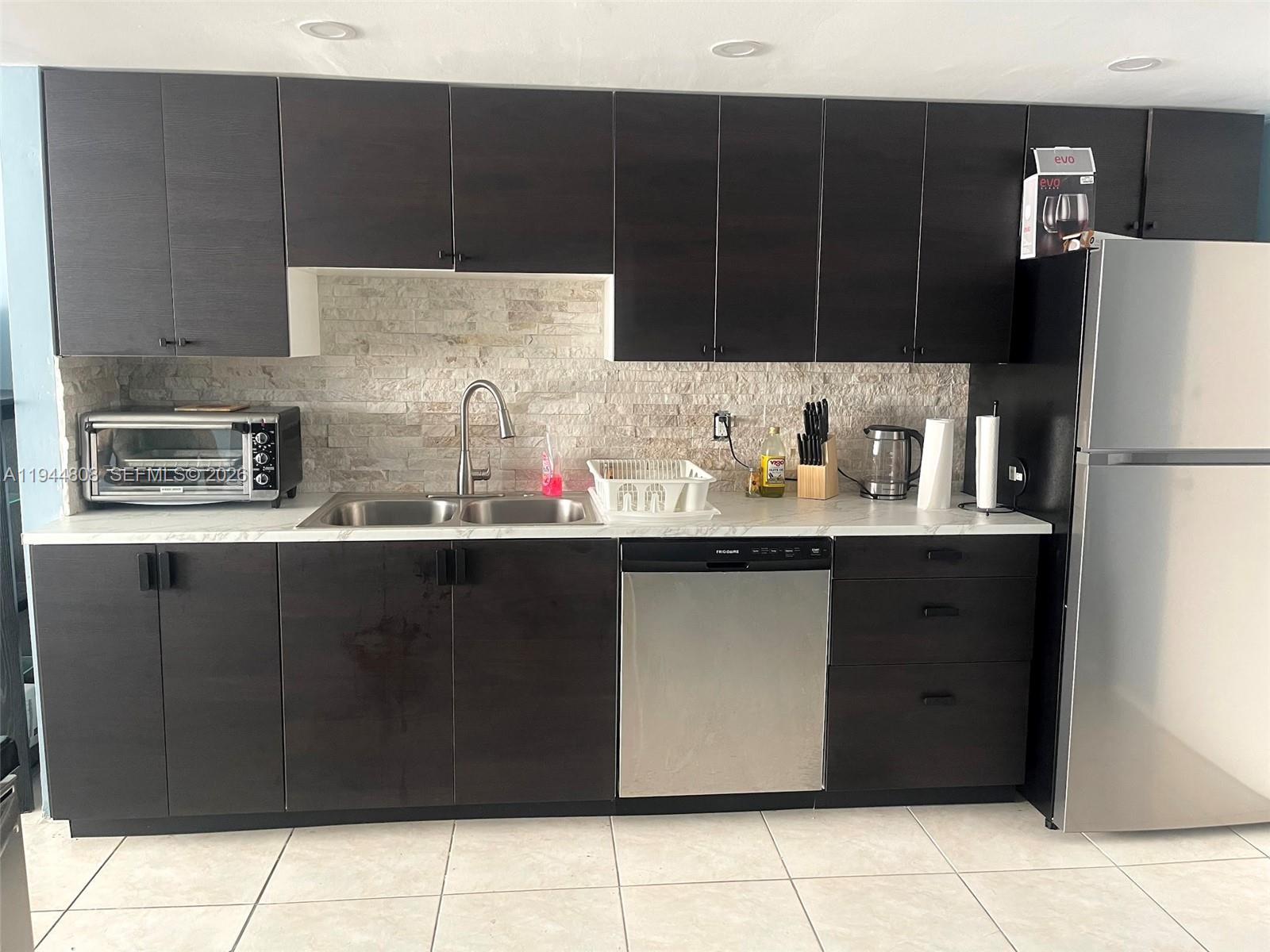 Ver detalles 402E 1 / 2 861 sq. ft. $ 2026-01-13 0 foto