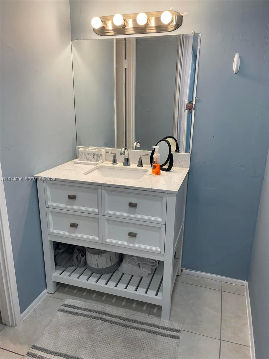 Ver detalles 402E 1 / 2 861 sq. ft. $ 2026-01-13 0 foto