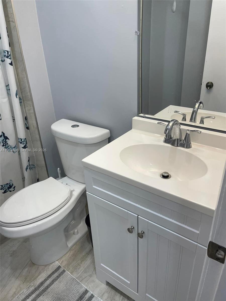 Ver detalles 402E 1 / 2 861 sq. ft. $ 2026-01-13 0 foto
