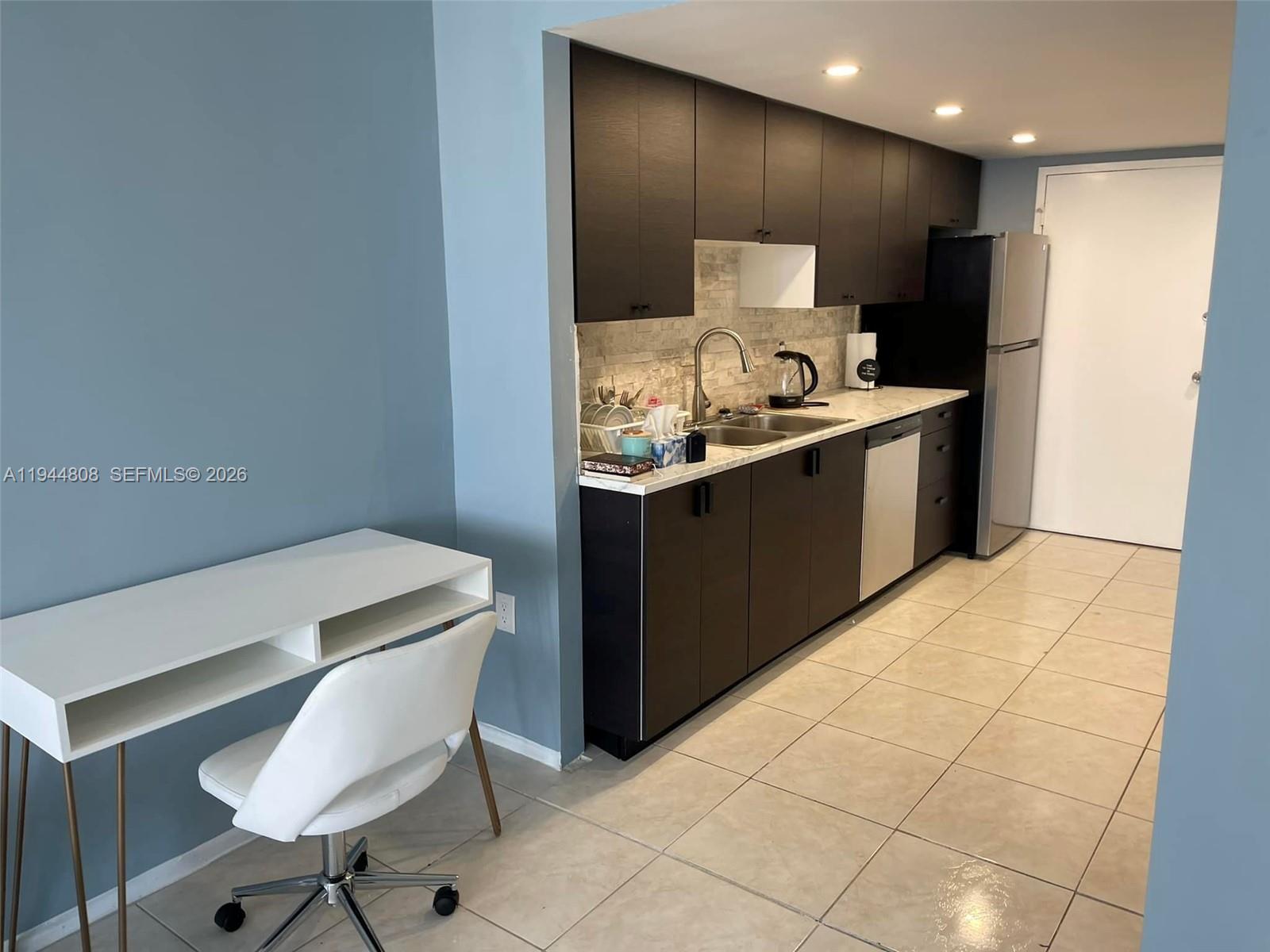 Ver detalles 402E 1 / 2 861 sq. ft. $ 2026-01-13 0 foto