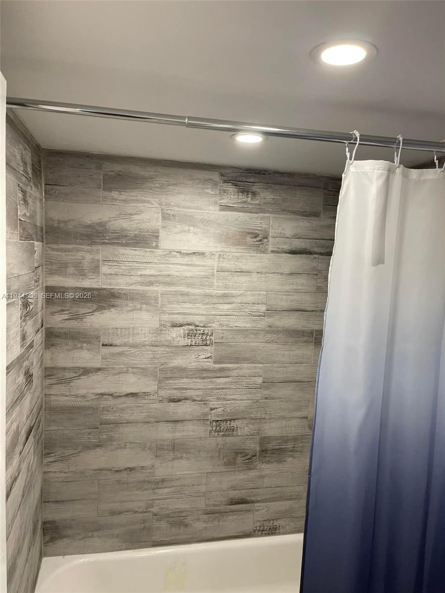 Ver detalles 402E 1 / 2 861 sq. ft. $ 2026-01-13 0 foto