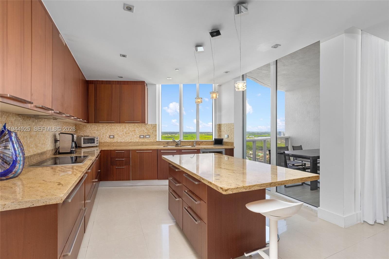 2704 3 / 4 2327 sq. ft. $ 2026-01-13 0 foto