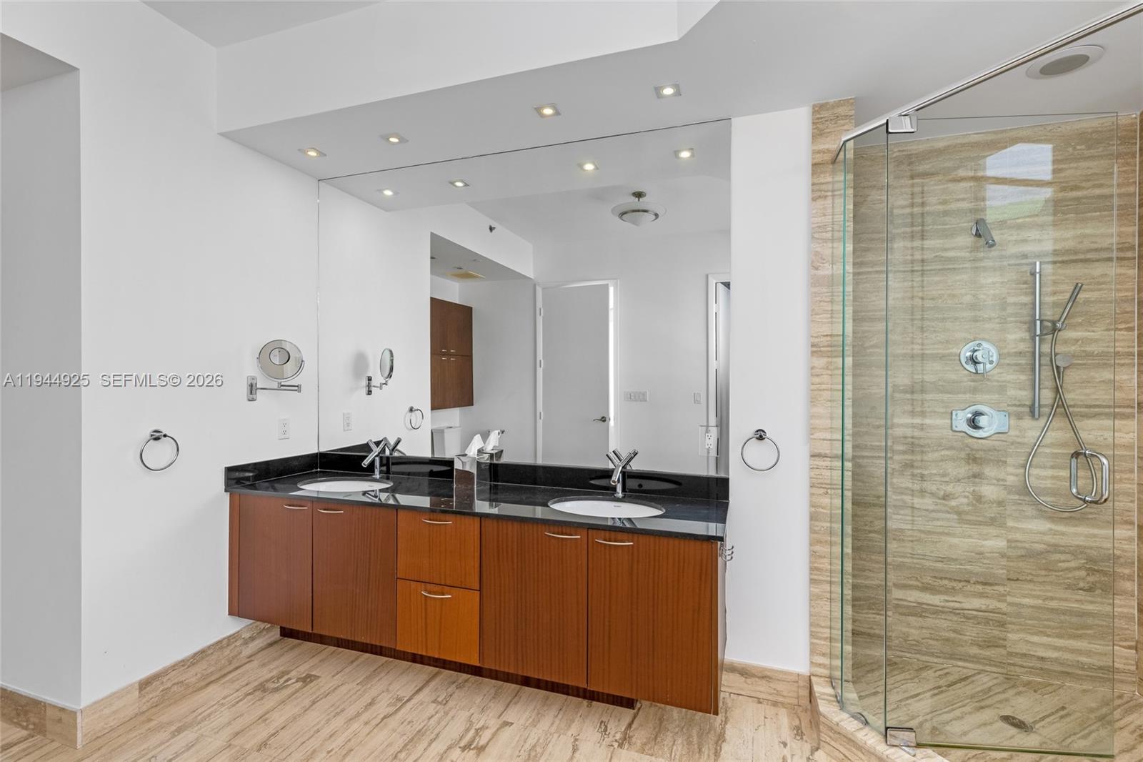 2704 3 / 4 2327 sq. ft. $ 2026-01-13 0 foto