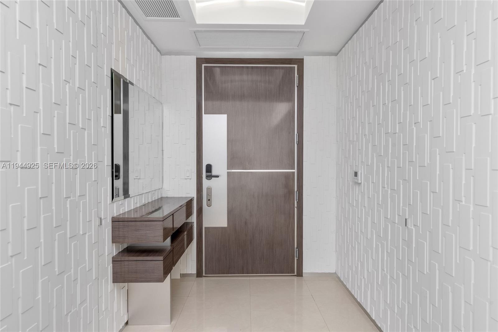 2704 3 / 4 2327 sq. ft. $ 2026-01-13 0 foto