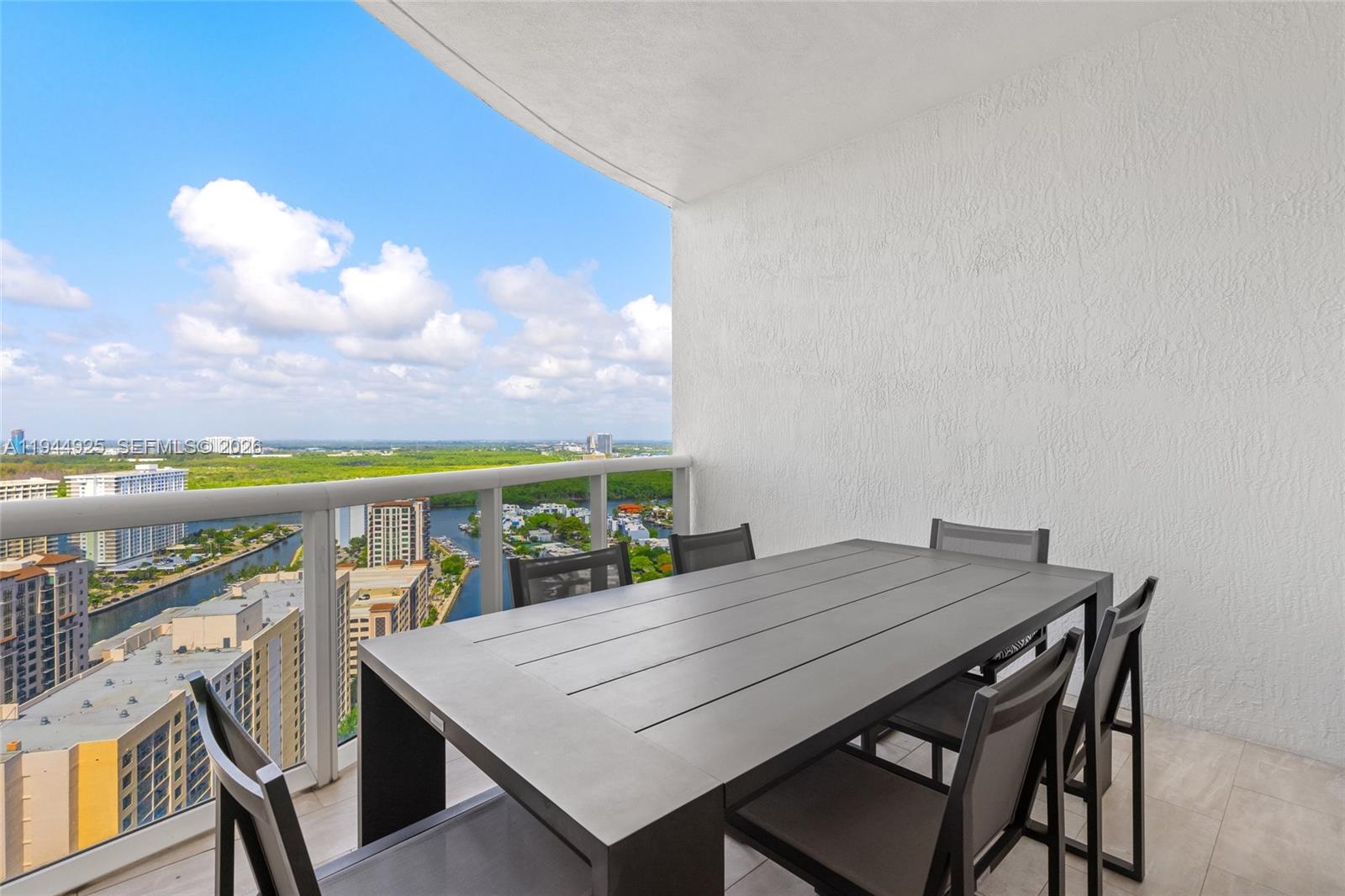 2704 3 / 4 2327 sq. ft. $ 2026-01-13 0 foto