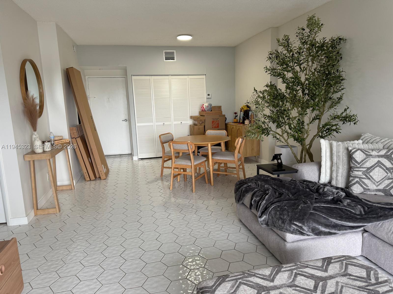 1004 1 / 2 844 кв.футов $ 2026-01-14 0 Фото