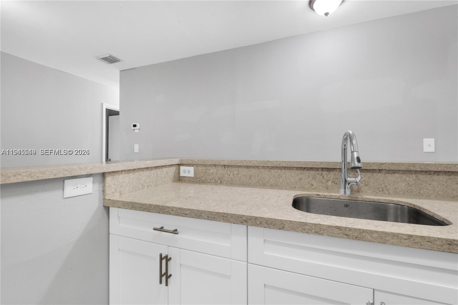   /  2252 кв.футов $ 2026-01-14 0 Фото