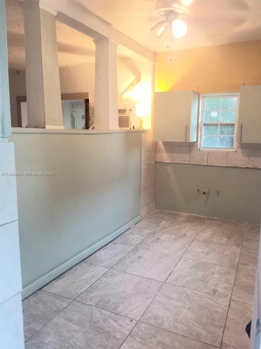   /  1976 кв.футов $ 2026-01-14 0 Фото