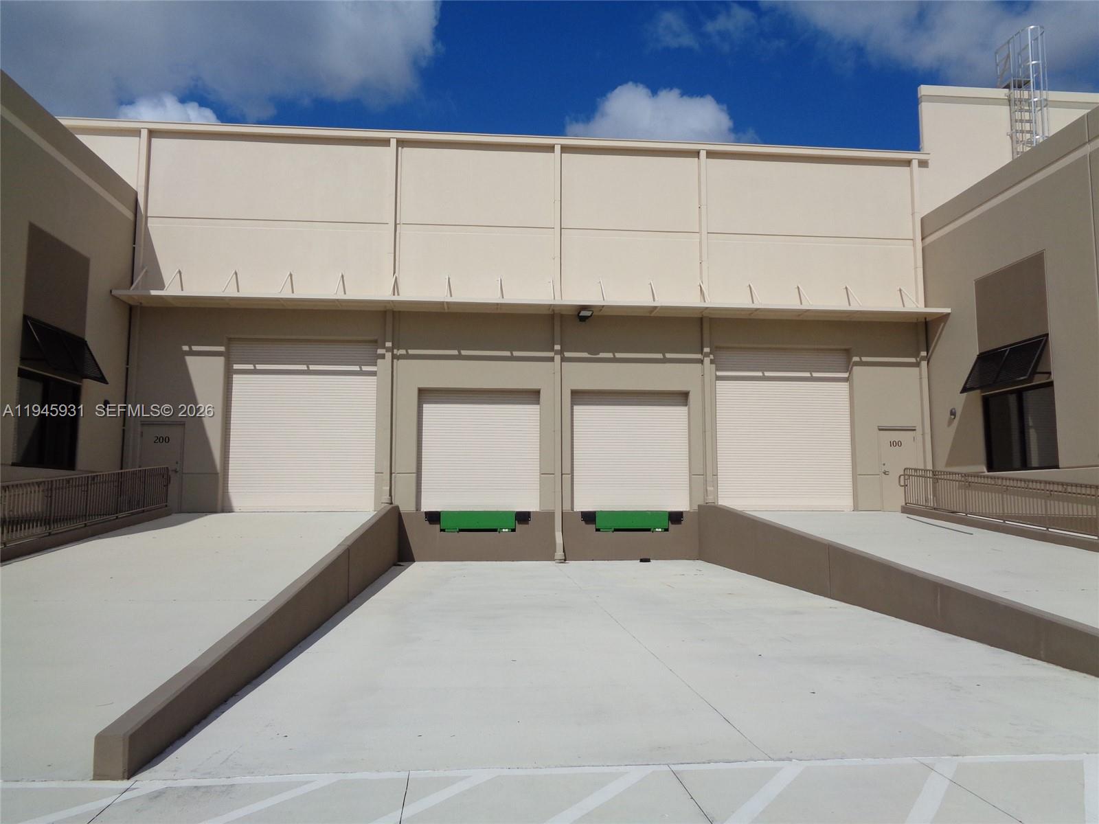 Unit 200  /   кв.футов $ 2026-01-14 0 Фото