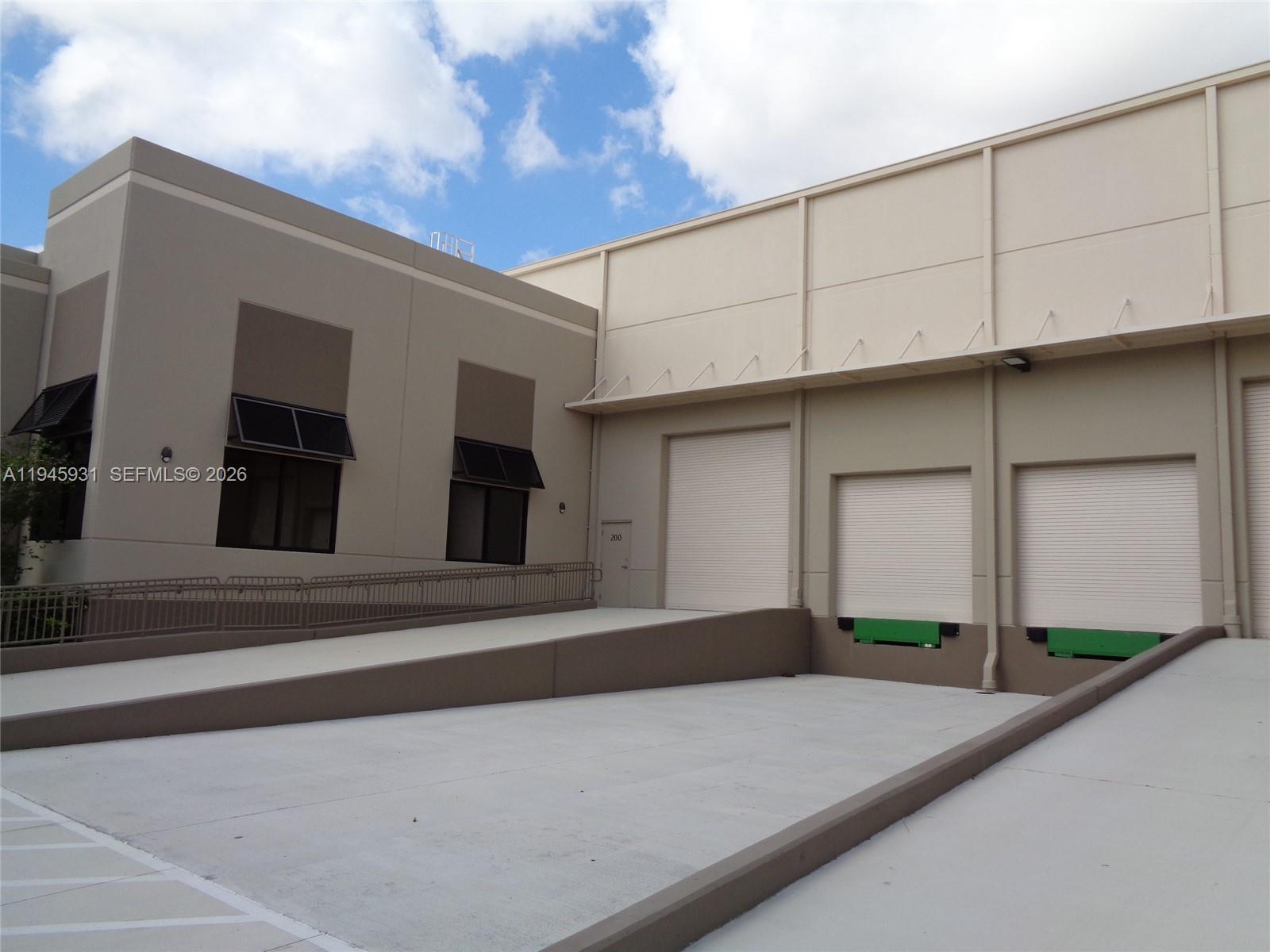 Unit 200  /   кв.футов $ 2026-01-14 0 Фото