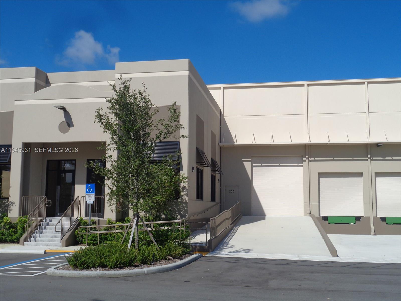 Unit 200  /   кв.футов $ 2026-01-14 0 Фото