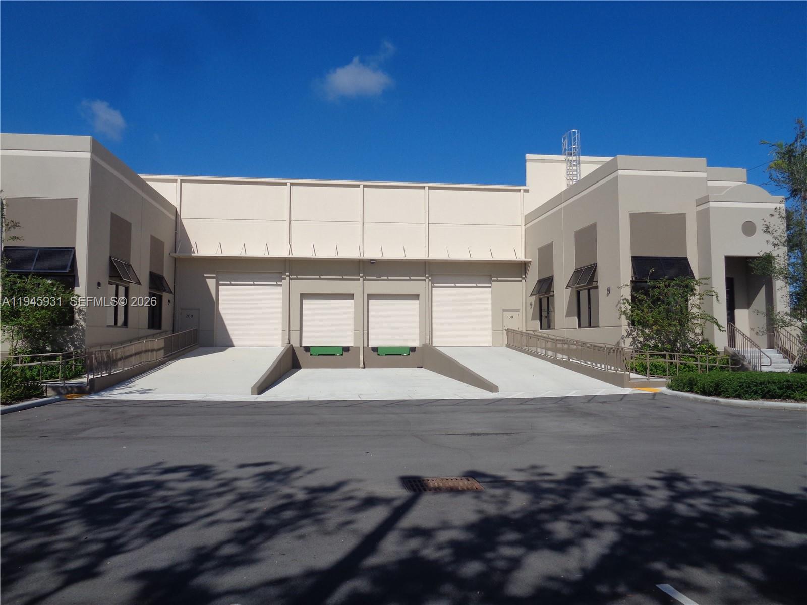 Unit 200  /   кв.футов $ 2026-01-14 0 Фото