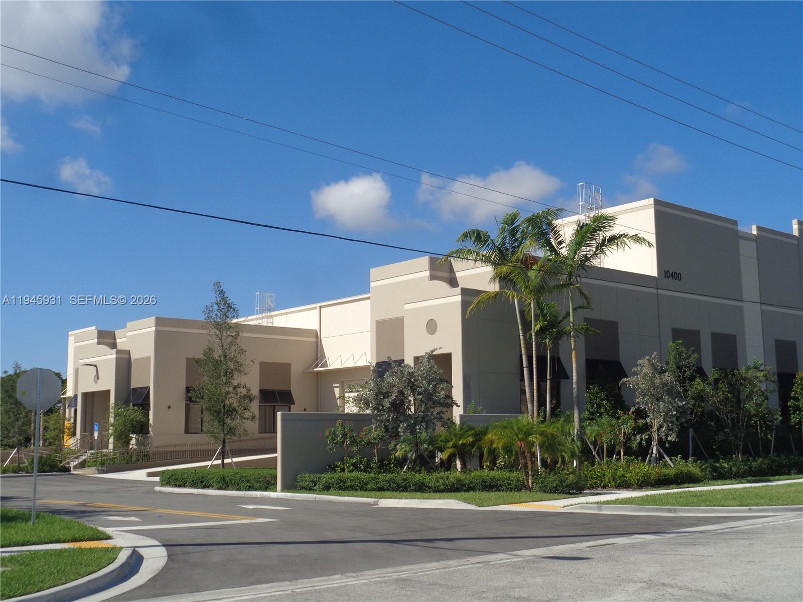 Unit 200  /   кв.футов $ 2026-01-14 0 Фото