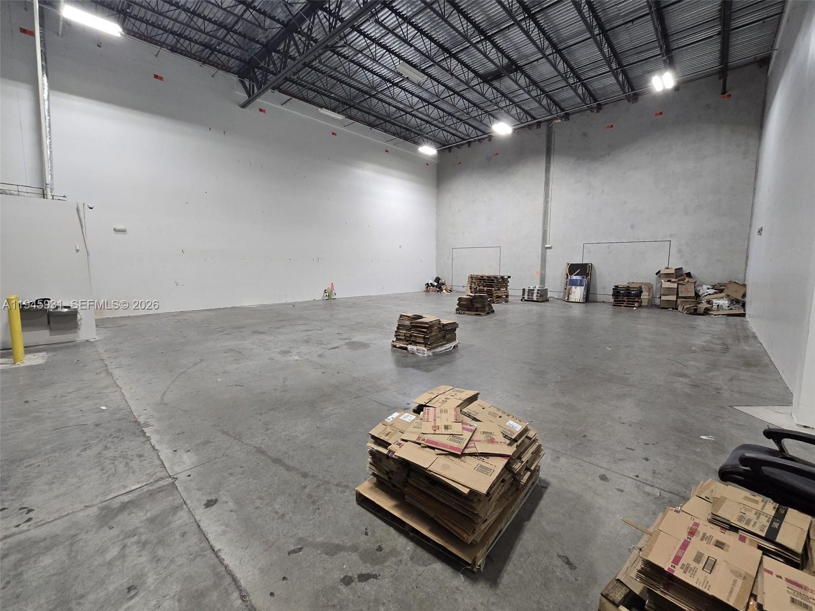 Unit 200  /   кв.футов $ 2026-01-14 0 Фото