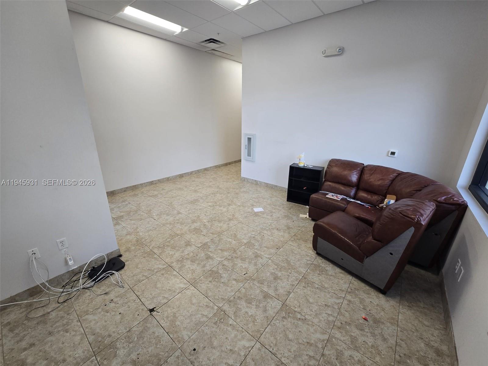 Unit 200  /   кв.футов $ 2026-01-14 0 Фото