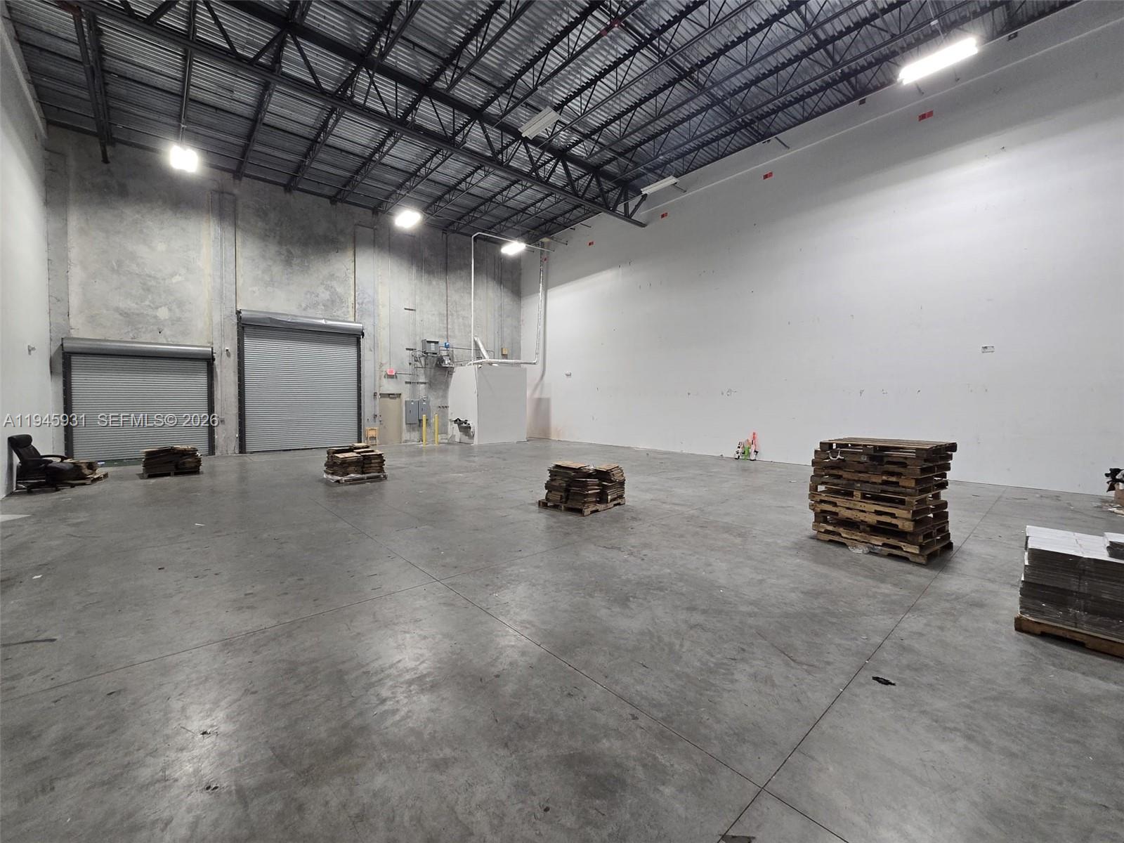 Unit 200  /   кв.футов $ 2026-01-14 0 Фото