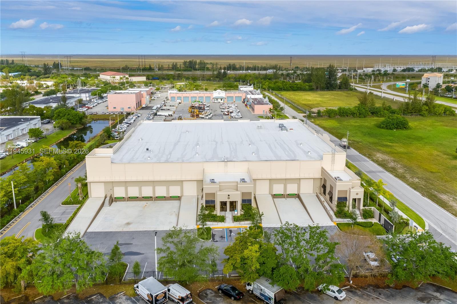 Unit 200  /   кв.футов $ 2026-01-14 0 Фото