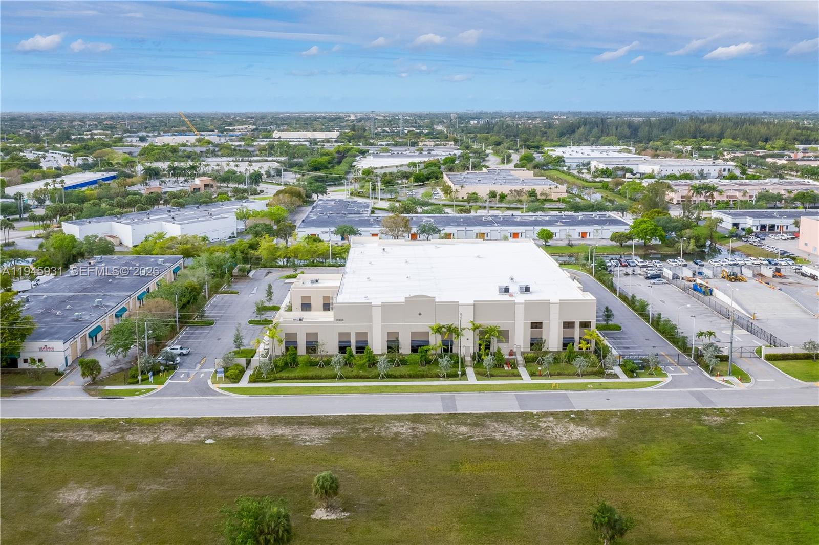 Unit 200  /   кв.футов $ 2026-01-14 0 Фото