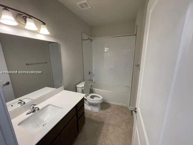 1025 3 / 3 1425 sq. ft. $ 2026-01-15 0 Photo
