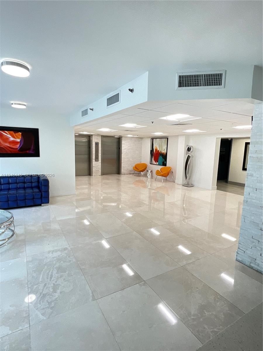 704 2 / 2 1100 sq. ft. $ 2026-01-15 0 foto