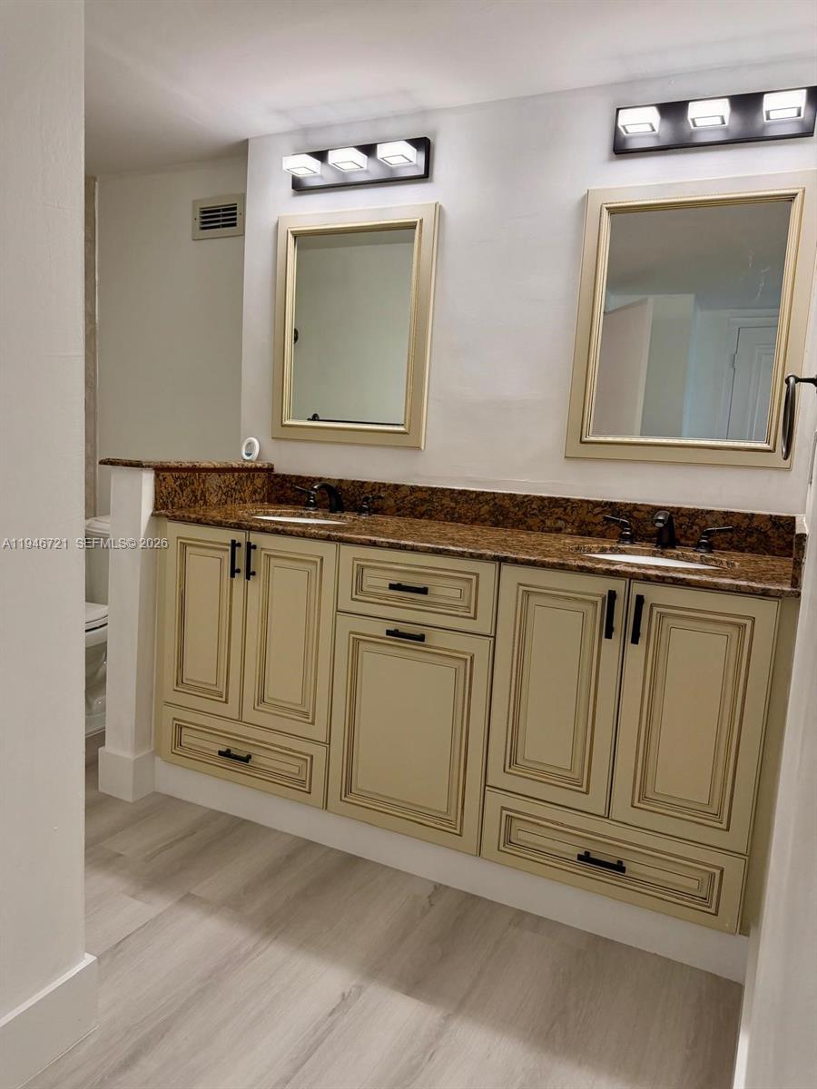 Photo of 3725 Ocean Dr #1116, Hollywood, Florida, 33019 - MASTER BATHROOM