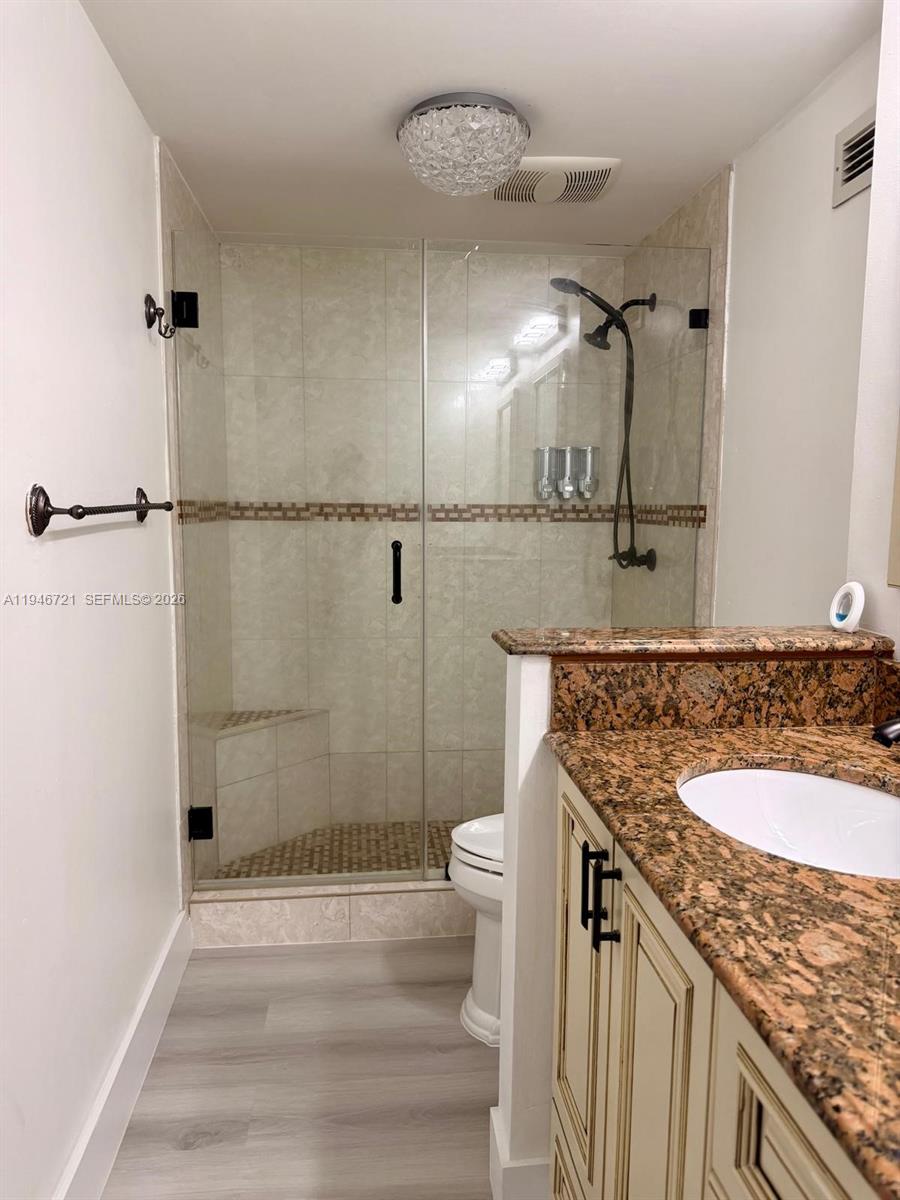Photo of 3725 Ocean Dr #1116, Hollywood, Florida, 33019 - MASTER BATHROOM