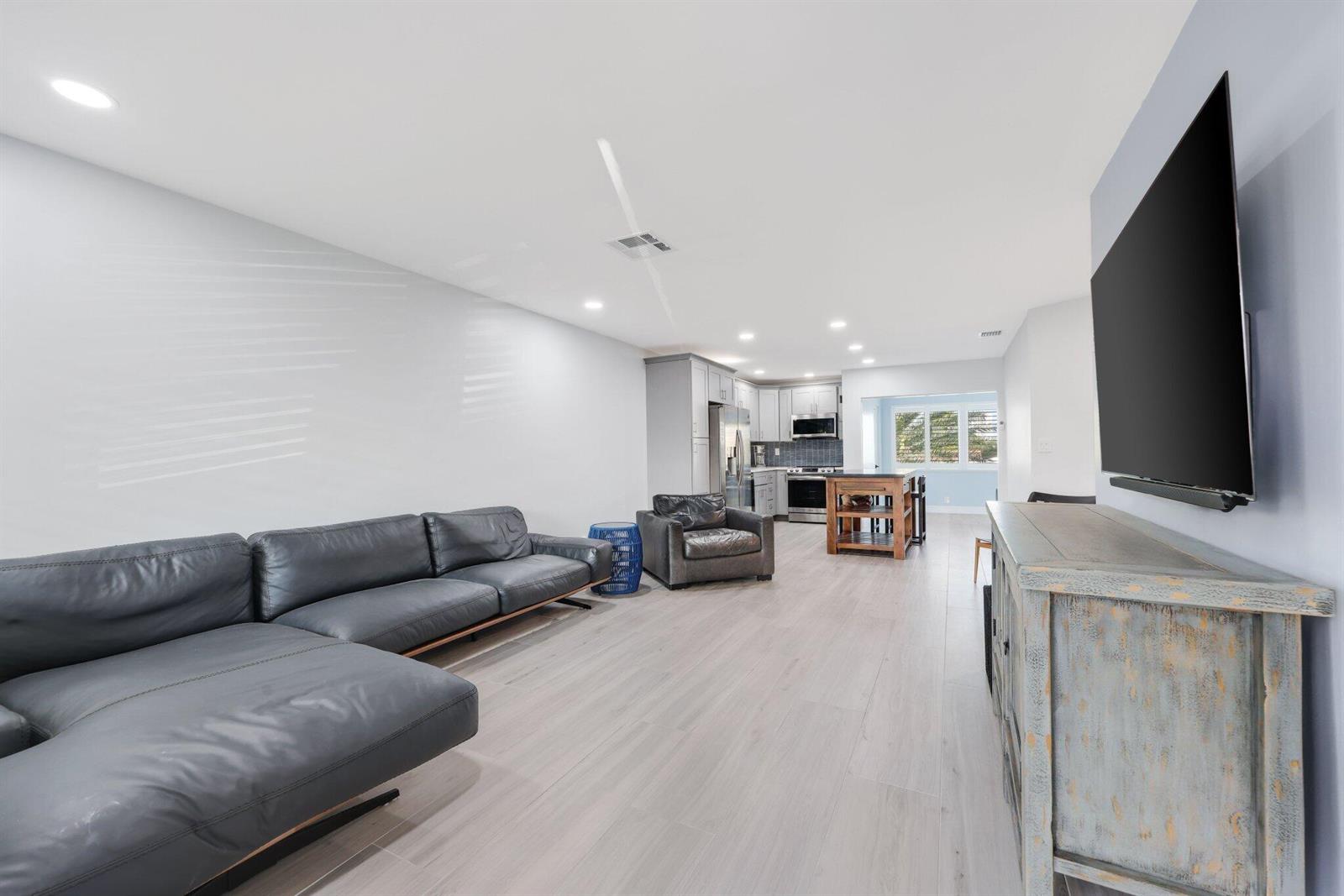   / 8 4240 sq. ft. $ 2026-06-21 0 foto