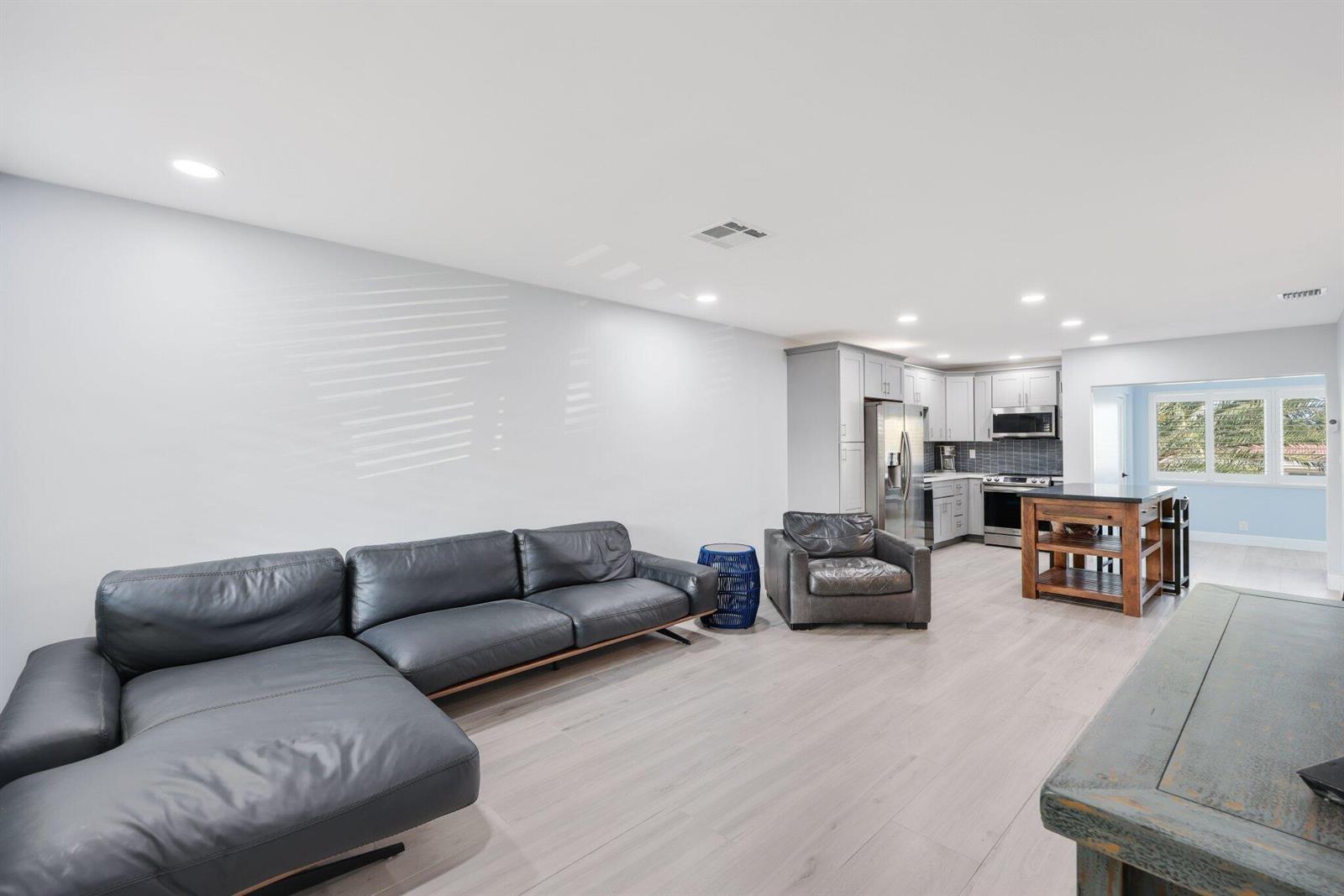   / 8 4240 sq. ft. $ 2026-06-21 0 foto