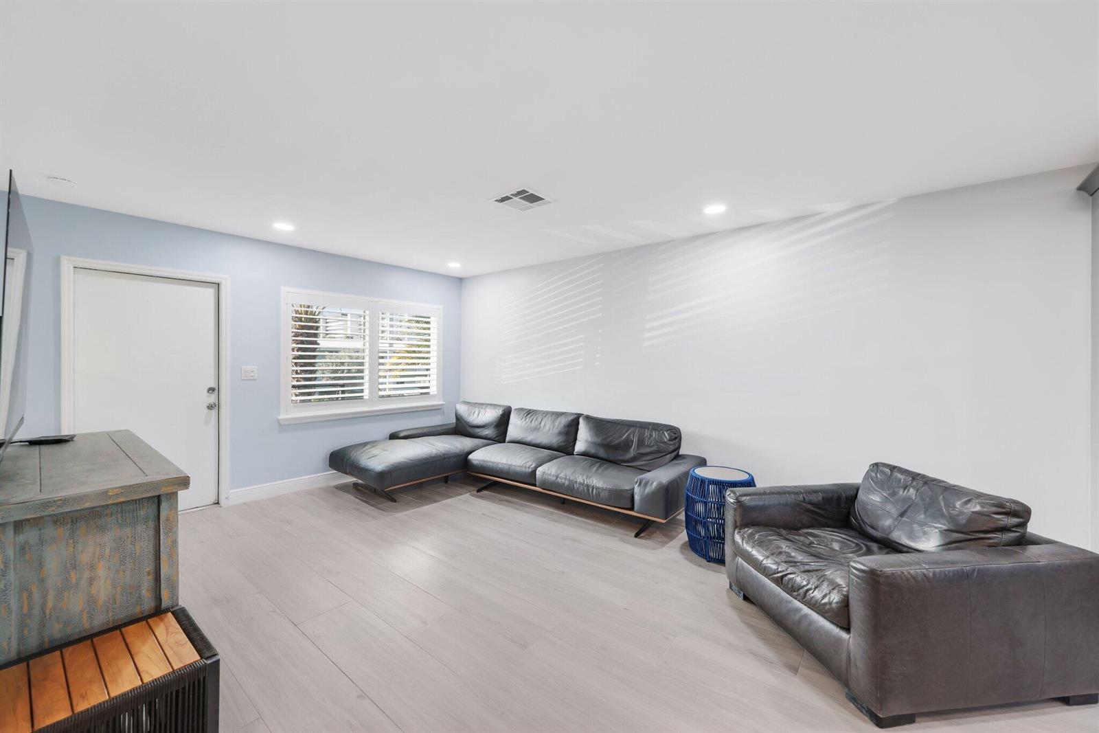   / 8 4240 sq. ft. $ 2026-06-21 0 foto