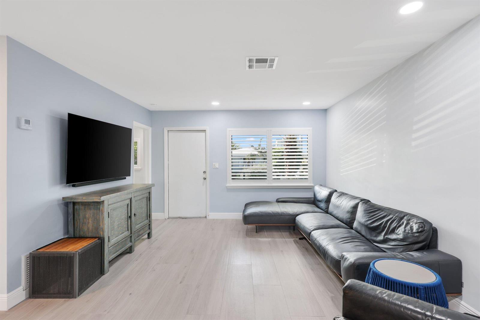   / 8 4240 sq. ft. $ 2026-06-21 0 foto