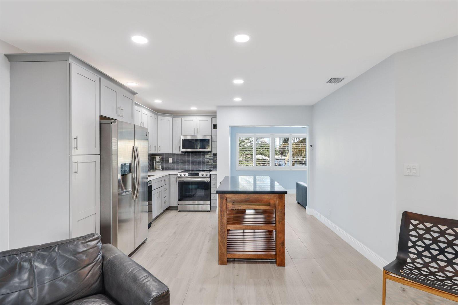   / 8 4240 sq. ft. $ 2026-06-21 0 foto