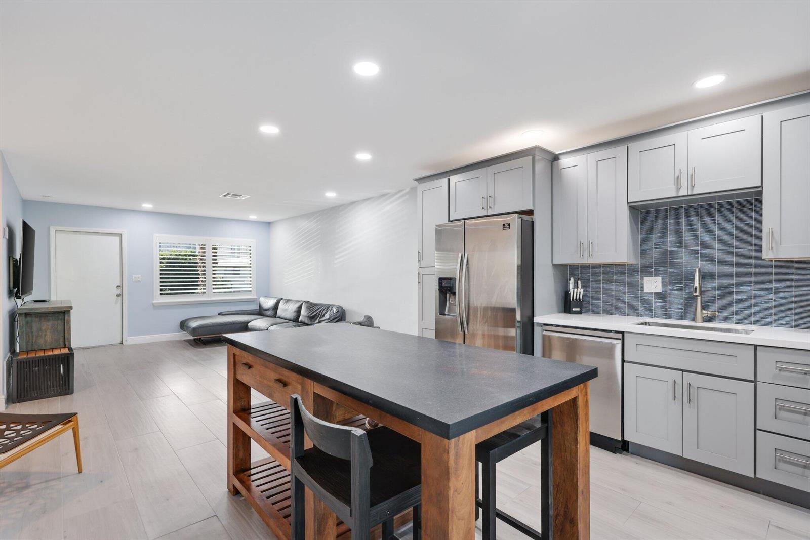   / 8 4240 sq. ft. $ 2026-06-21 0 foto