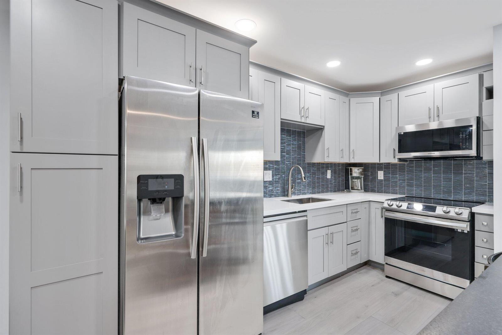   / 8 4240 sq. ft. $ 2026-06-21 0 foto