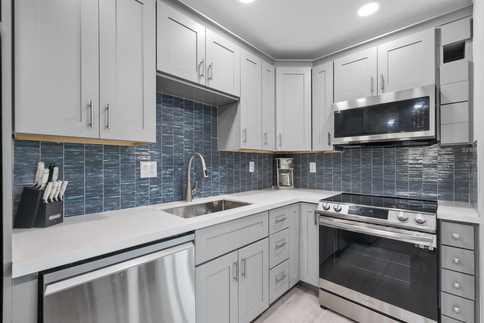   / 8 4240 sq. ft. $ 2026-06-21 0 foto
