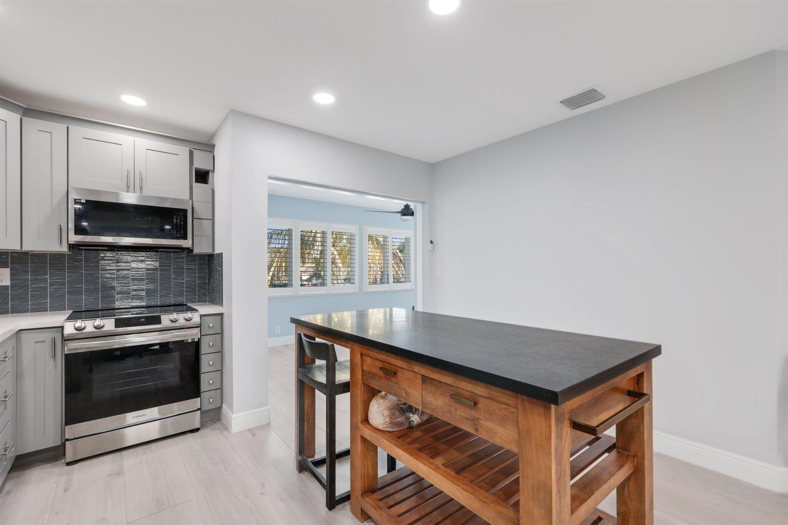   / 8 4240 sq. ft. $ 2026-06-21 0 foto
