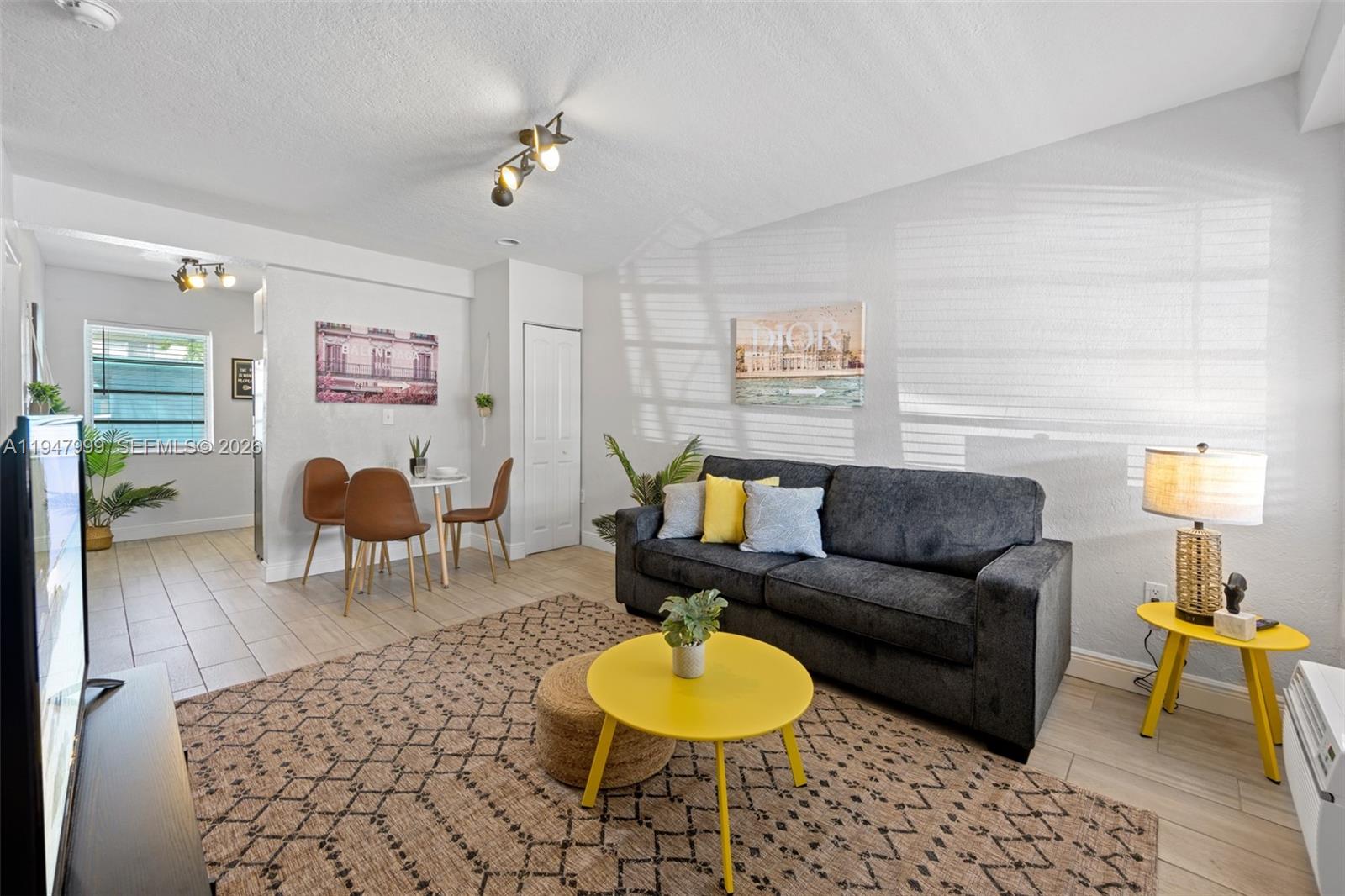 1-9  /   кв.футов $ 2026-01-18 0 Фото