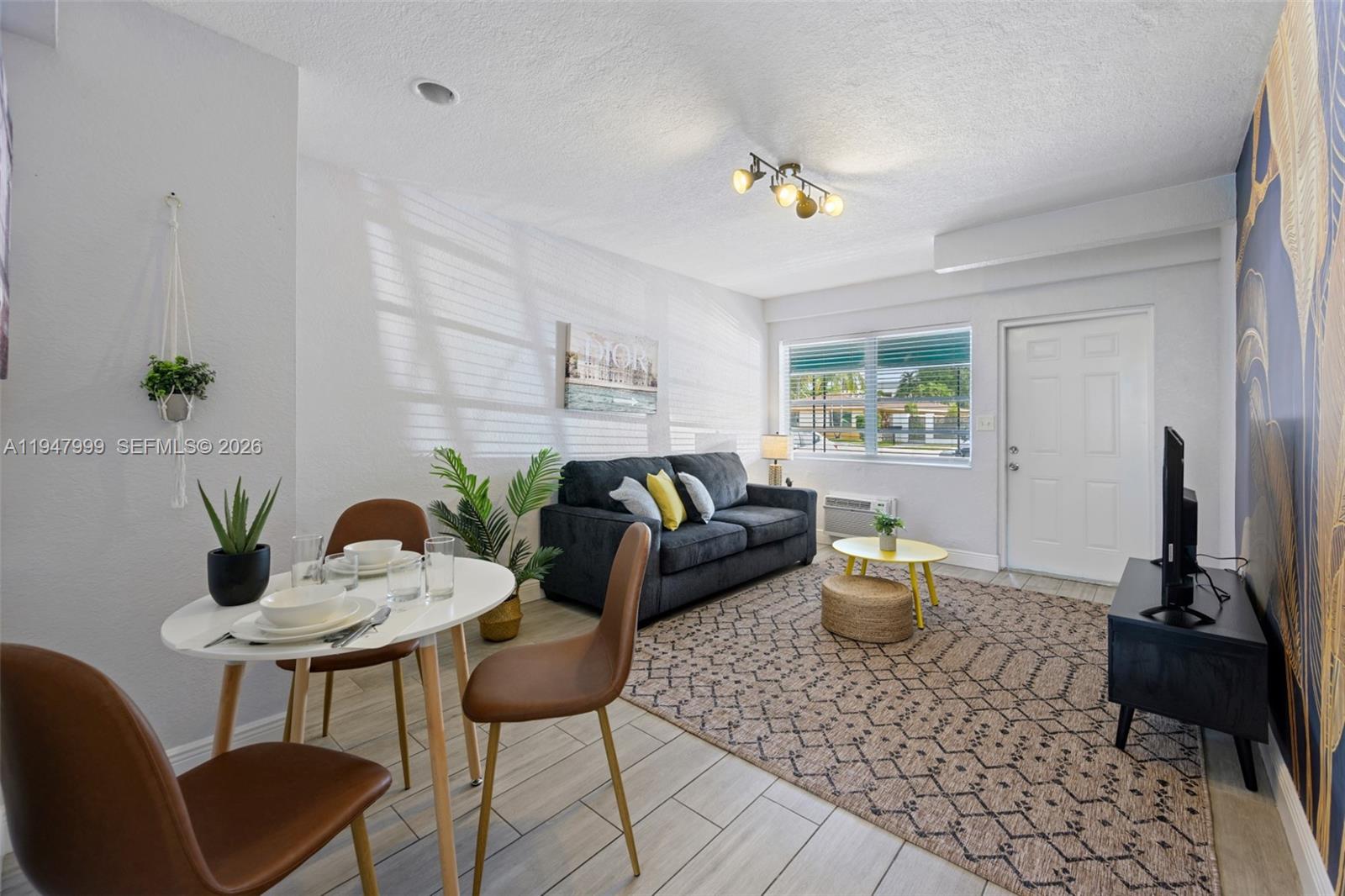 1-9  /   кв.футов $ 2026-01-18 0 Фото