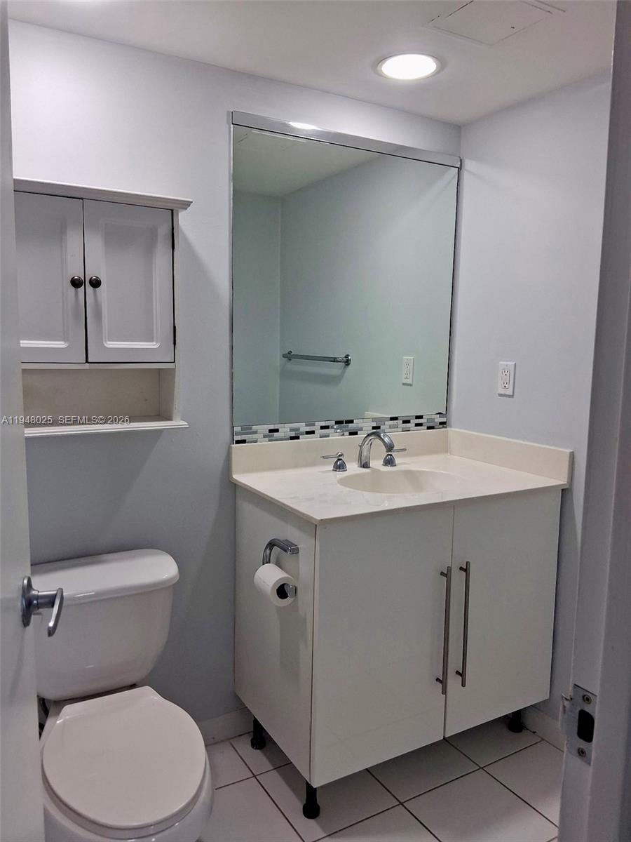 Photo of 3000 Ocean Dr  #904, Hollywood, Florida, 33019 - Full Bath Master