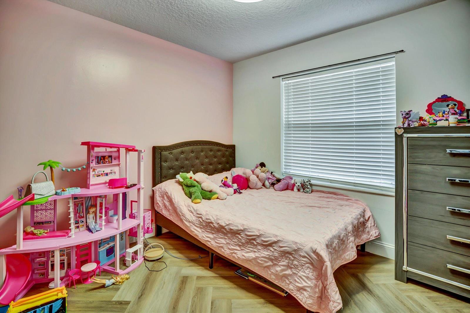 See details 112 4 / 2 2023 sq. ft. $ 2026-06-08 0 Photo